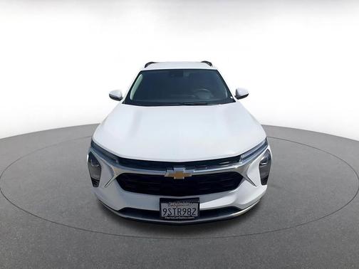 Summit White 2025 Chevrolet Trax LT