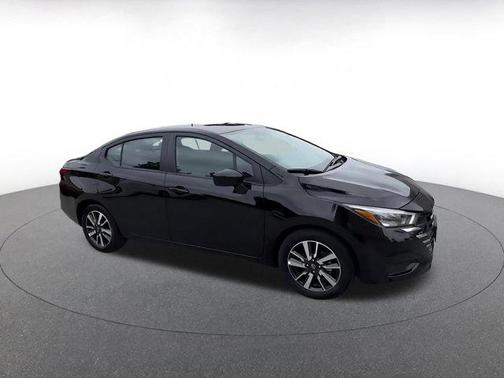 Super Black 2025 Nissan Versa 1.6 SV