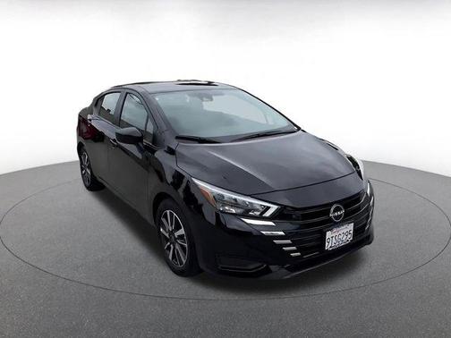 Super Black 2025 Nissan Versa 1.6 SV