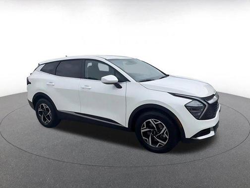 Snow White Pearl 2025 Kia Sportage LX