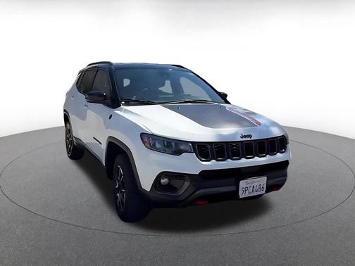 Bright White Clearcoat 2025 Jeep Compass Trailhawk