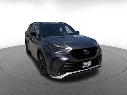 Gray 2025 Toyota Highlander XSE