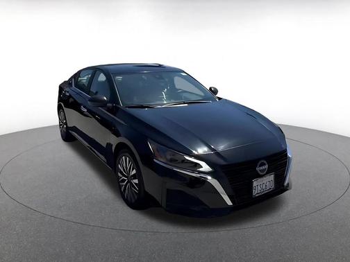 Super Black 2025 Nissan Altima SV FWD