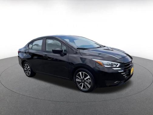 Super Black 2025 Nissan Versa 1.6 SV