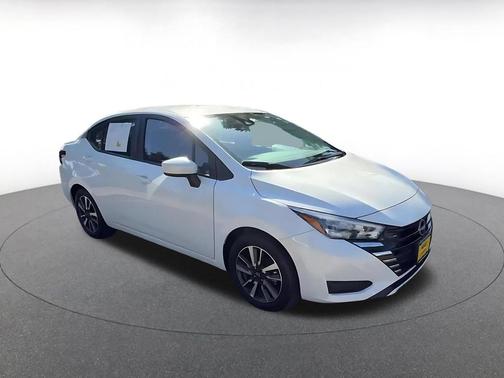 Aspen White Tricoat 2025 Nissan Versa 1.6 SV