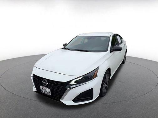 Glacier White 2025 Nissan Altima SV FWD