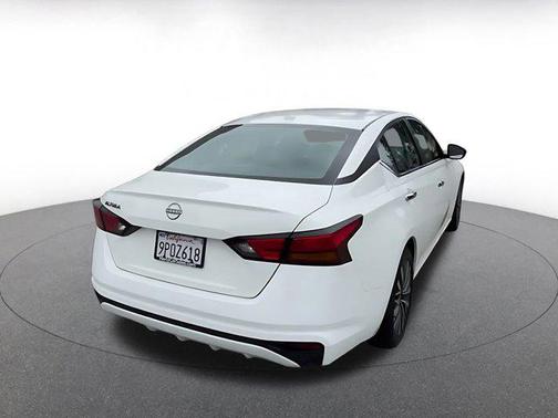 Glacier White 2025 Nissan Altima SV FWD