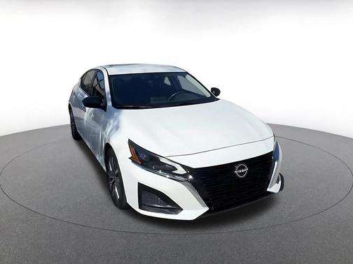 Glacier White 2025 Nissan Altima SV FWD