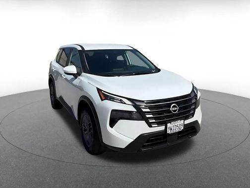 Everest White Pearl Tricoat 2026 Nissan Rogue SV