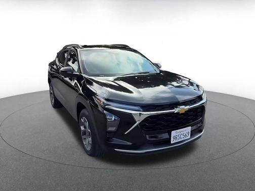 Mosaic Black Metallic 2025 Chevrolet Trax LT