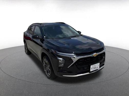 Mosaic Black Metallic 2025 Chevrolet Trax LT