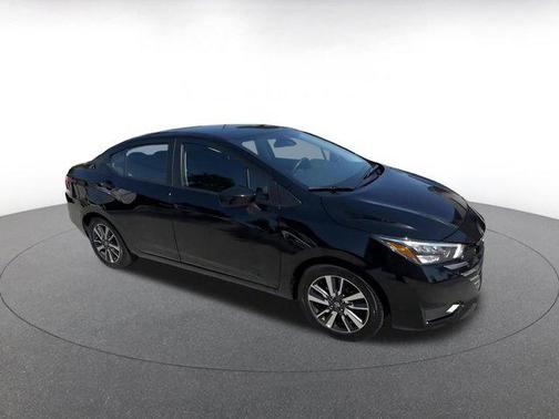 Super Black 2025 Nissan Versa 1.6 SV