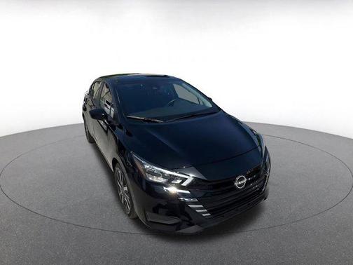 Super Black 2025 Nissan Versa 1.6 SV