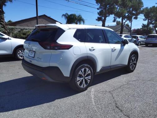 Photo 5 of 31 of 2021 Nissan Rogue SV
