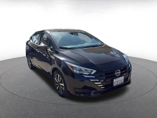 Super Black 2025 Nissan Versa 1.6 SV