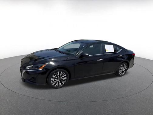 Super Black 2025 Nissan Altima SV FWD