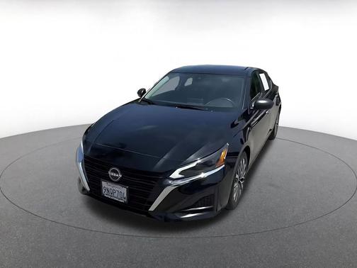 Super Black 2025 Nissan Altima SV FWD