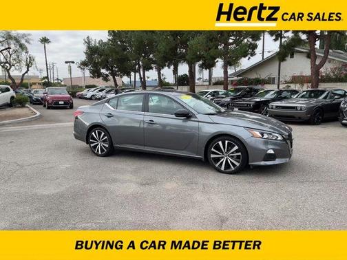 Photo 1 of 33 of 2020 Nissan Altima 2.5 SR