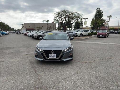 Photo 3 of 33 of 2020 Nissan Altima 2.5 SR