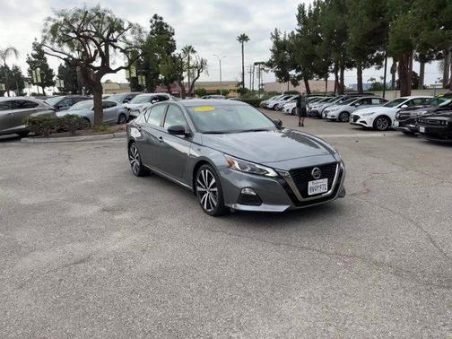 Photo 2 of 33 of 2020 Nissan Altima 2.5 SR