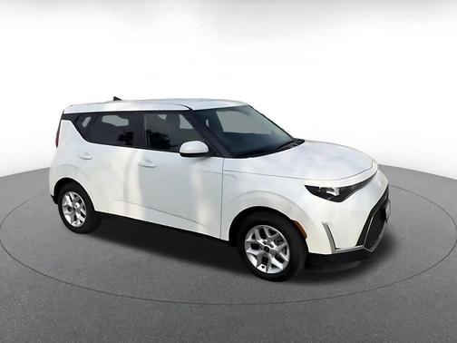Snow White Pearl 2025 Kia Soul LX