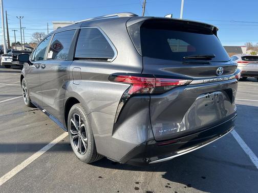2025 Toyota Sienna Platinum