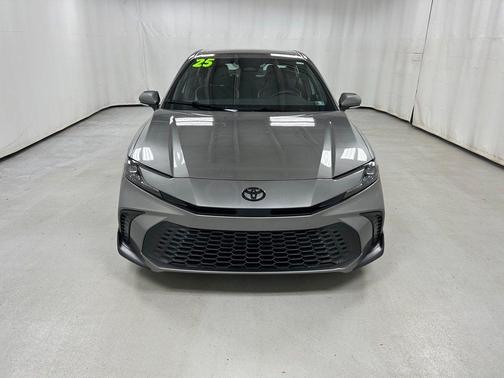Heavy_Metallic 2025 Toyota Camry SE