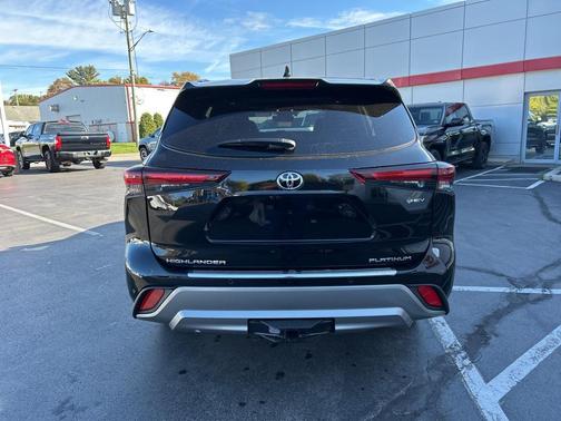 2026 Toyota Highlander Hybrid Platinum