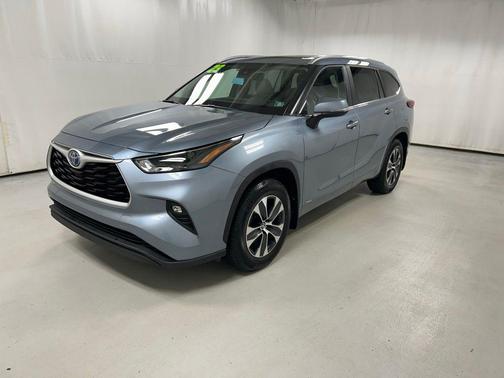 Moon Dust 2023 Toyota Highlander Hybrid XLE
