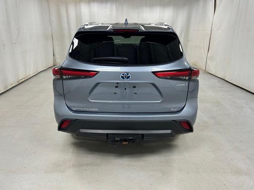 Moon Dust 2023 Toyota Highlander Hybrid XLE