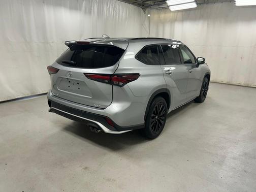 Celestial Silver Metallic 2025 Toyota Highlander XSE