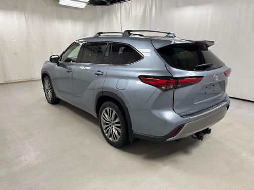 Moon Dust 2021 Toyota Highlander Platinum