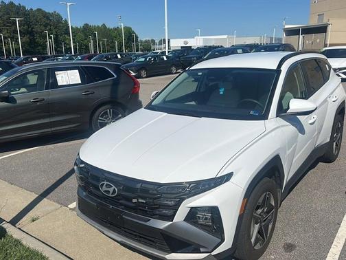 White 2025 Hyundai TUCSON SEL