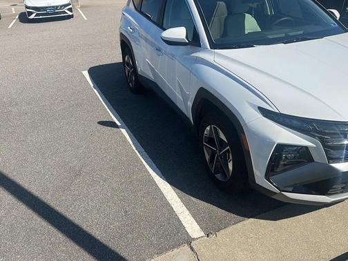 White 2025 Hyundai TUCSON SEL