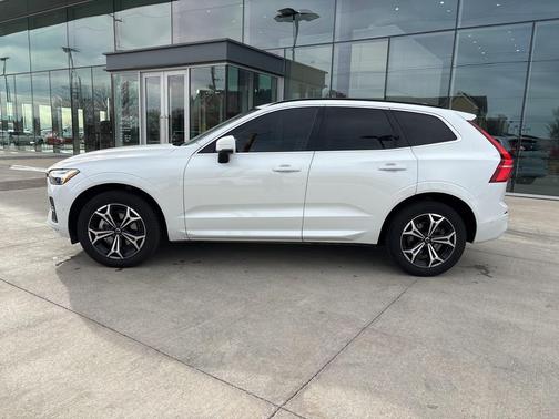 2022 Volvo XC60 B5 Momentum
