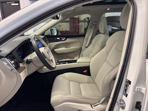 2022 Volvo XC60 B5 Momentum