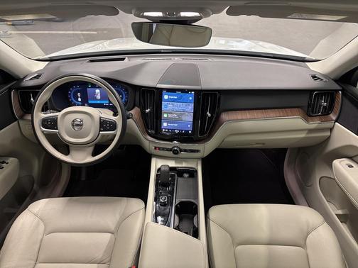 2022 Volvo XC60 B5 Momentum
