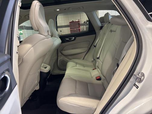 2022 Volvo XC60 B5 Momentum