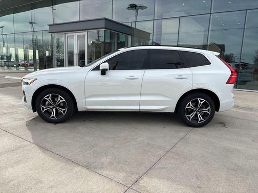 2022 Volvo XC60 B5 Momentum