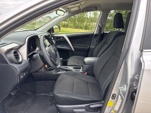 Silver Sky Metallic 2018 Toyota RAV4 LE