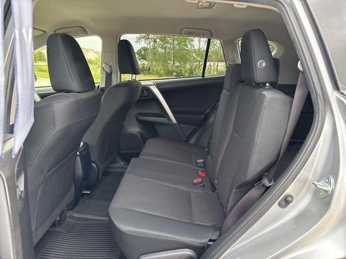 Silver Sky Metallic 2018 Toyota RAV4 LE