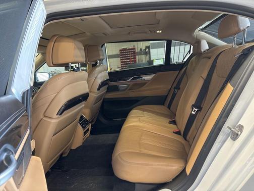 Mineral White Metallic 2019 BMW 750 i xDrive