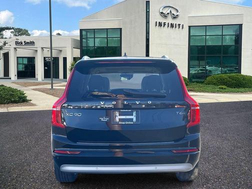 2022 Volvo XC90 T6 Momentum 7 Passenger