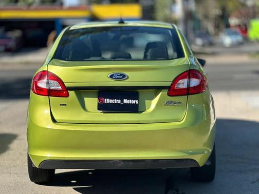 Lime Squeeze Metallic 2013 Ford Fiesta SE