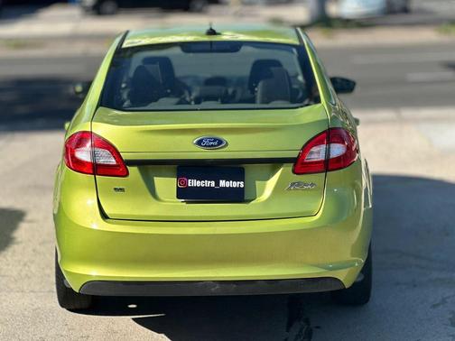 Lime Squeeze Metallic 2013 Ford Fiesta SE
