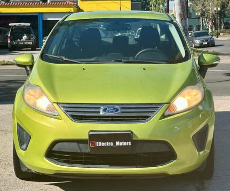 Lime Squeeze Metallic 2013 Ford Fiesta SE
