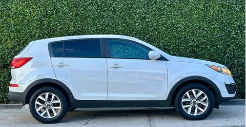 Clear White 2015 Kia Sportage LX