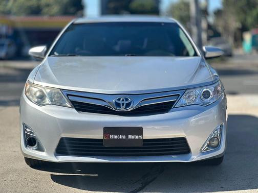 Classic Silver Metallic 2012 Toyota Camry Hybrid XLE