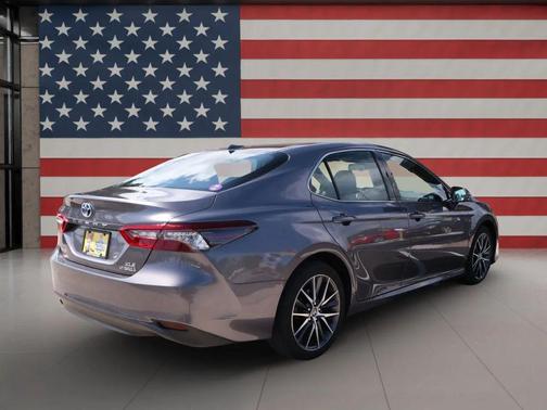 2022 Toyota Camry Hybrid XLE