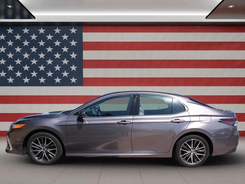 2022 Toyota Camry Hybrid XLE